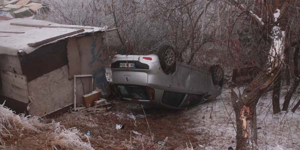 Başkent'te otomobil gecekondunun bahçesine uçtu