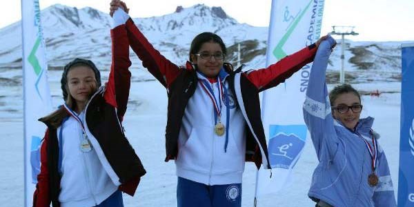 Erciyes'te suni kar üzerinde kayak yarışı