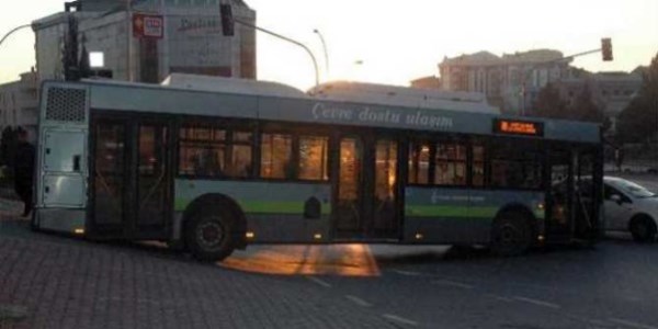 Halk otobüsü eğimli yolda asılı kaldı