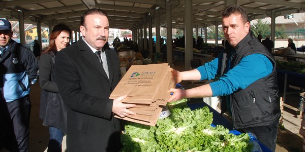 Başkan doğan pazarda file ve kese kağıdı dağıttı