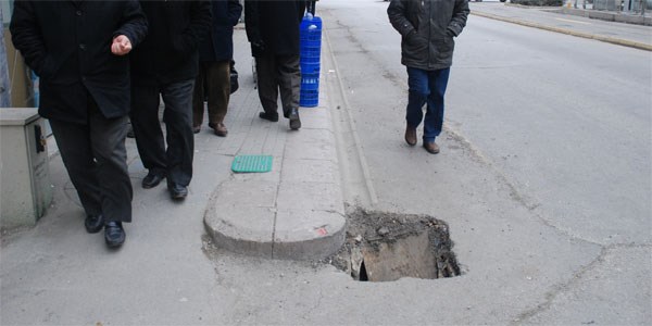 Cadde üzerindeki kuyu tehlike saçıyor