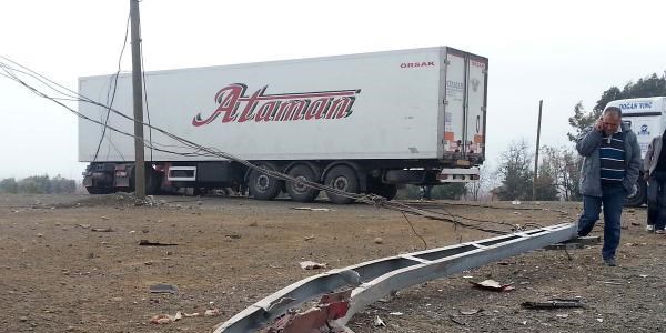 TIR elektrik direğine çarptı, sürücü yaralandı
