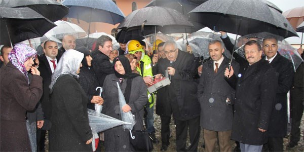 Yağmur altında temel töreni düzenlendi