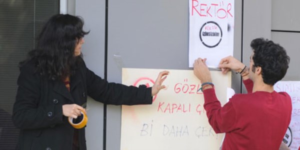 Üniversitede afiş soruşturmasına afişli tepki