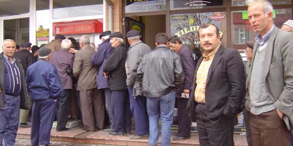 2 aylık maaşlarını alan bor taşeron işçileri bayram etti