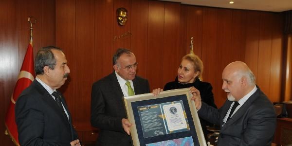 Gaziantepli sanatçı, 'en uzun ebru çalışmasıyla guınness rekorlar kitabı'na girdi