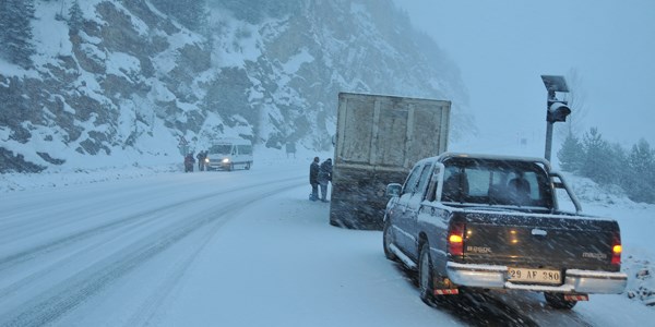 Zigana Dağında kar ve sis ulaşımı engelliyor