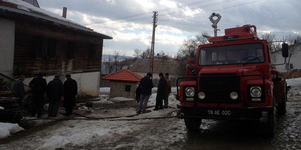 Donan su borularını açmak için yaktığı ateş, yangına neden oldu