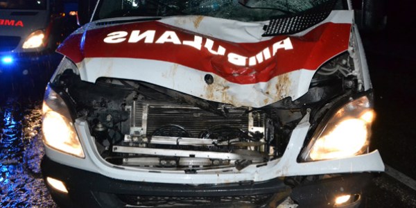Hızını alamayan polis otosu kaza yaptı : 2 polis yaralı