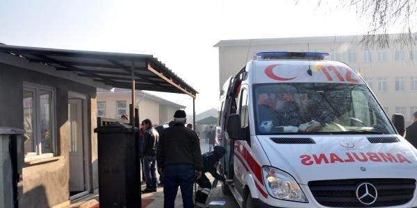 Lise öğrencisi okulda bıçaklandı