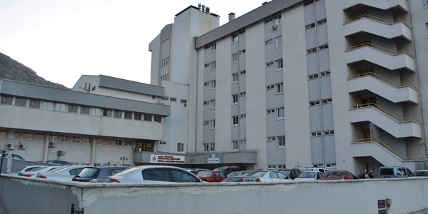 Yoğun bakımın kapısını kırıp doktora saldırdı