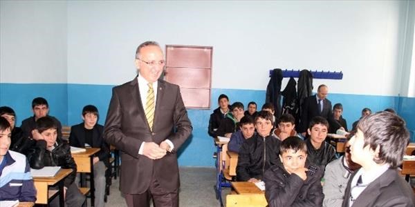 Vali Yurdakul öğrenci ve öğretmenleri ziyaret etti