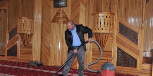 Cezasını cami temizleyerek çekiyor