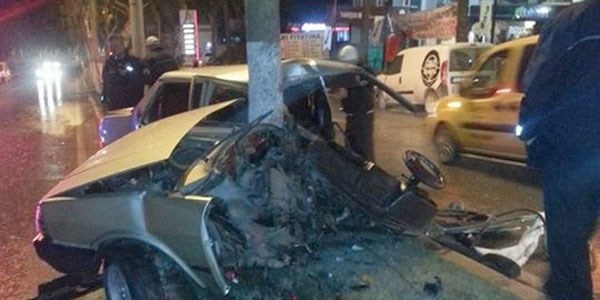 Ağaca çarpan araç ikiye bölündü, 3 yaralı