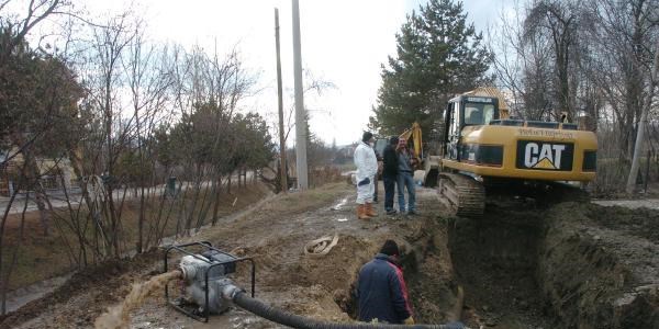 Boru patladı, mahalle susuz kaldı