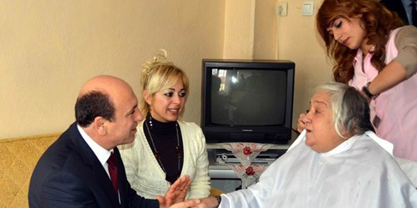 Yaşlılara evde saç kesim hizmeti