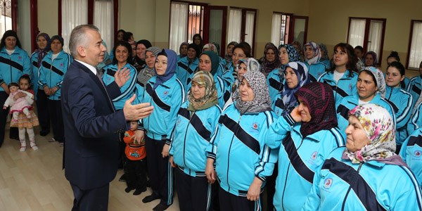 Denizli Belediyesi'nden Pilates yapan kadınlara eşofman
