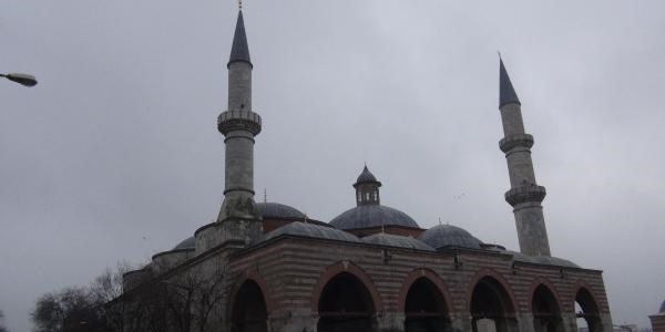 600 yıllık camide etli pilav izdihamı