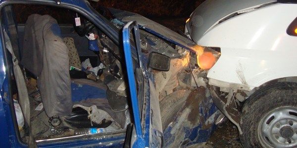 Otomobil ile minibüs kafa kafaya çarpıştı: 11 yaralı