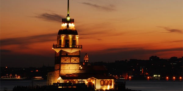 Kız Kulesi'nde her akşam haciz var