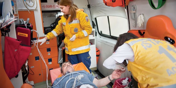 Sürücüler ambulanslara yol vermiyor