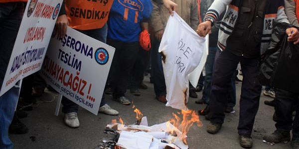 Taşeron işçiler, uygulanmayan Yargıtay kararını yaktı
