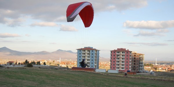 Eşme, yamaç paraşütçü tutkunlarının yeni gözdesi oldu