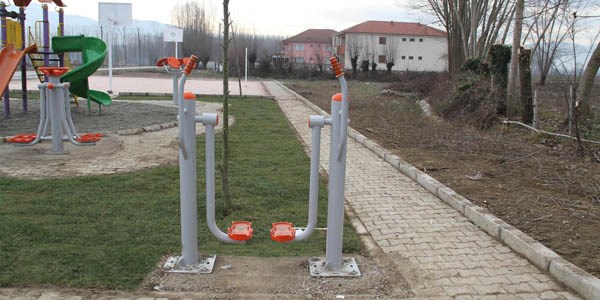 Akyazı Belediyesinden köylere örnek spor alanı ve çocuk parkı
