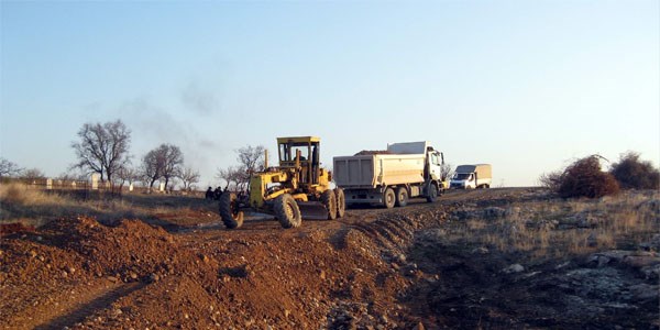Yağışlar olmayınca yol çalışmaları devam etti