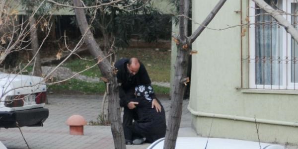 Abla, kız kardeşini tabancayla 4 saat rehin aldı
