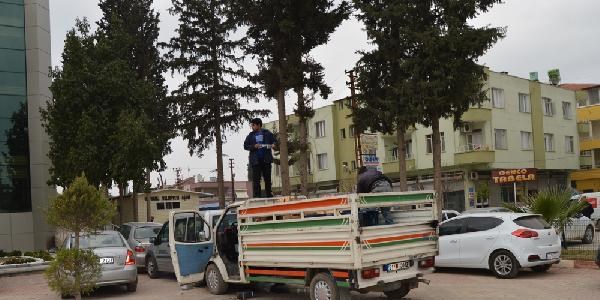 Pazarcı, belediye önünde kamyonetini yakmaya kalkıştı
