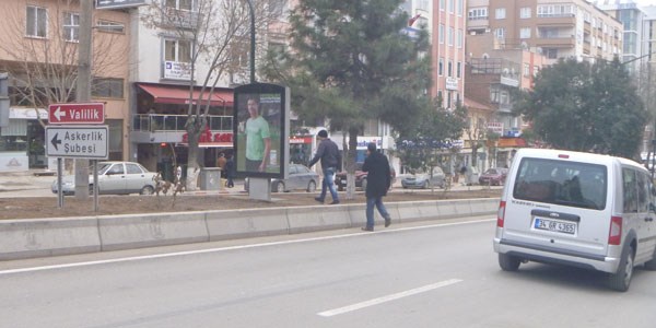 Yaya kaldırımı kullanmayan yayalar tehlike oluşturuyor