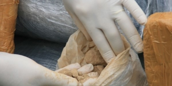 Otomobil motorunda gizlenen 30 kilo eroin ele geçti