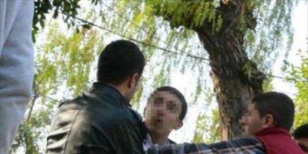 Karnesinde zayıf olan liseliler, öğretmeni dövdü
