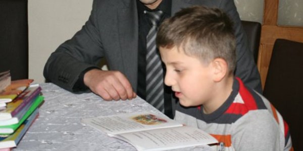 Hiç okula gitmeden karnesini evde aldı