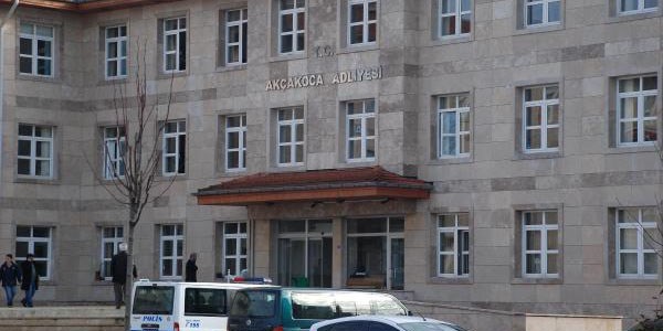Silahı çekip mahkeme salonuna girmeye kalktı