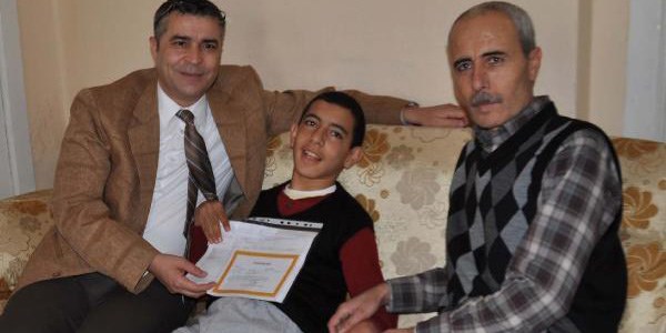 Evde gördüğü eğitimle takdir belgesi aldı