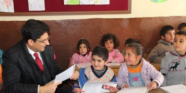 Erciş'te yanık tedavisi gören öğrenciye kaymakamdan karne sürprizi