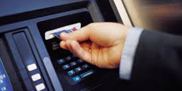 Banka kartn ATM'de unuttu, 940 TL paras ekildi