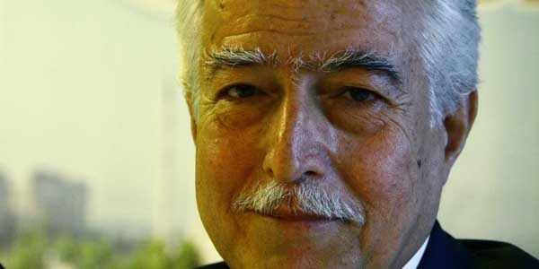 Aldırmaz gazetecileri köprü altında çay içmeye davet etti