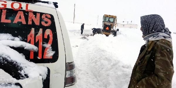 Hasta kadına ulaşmak için 4 saat kar temizlediler