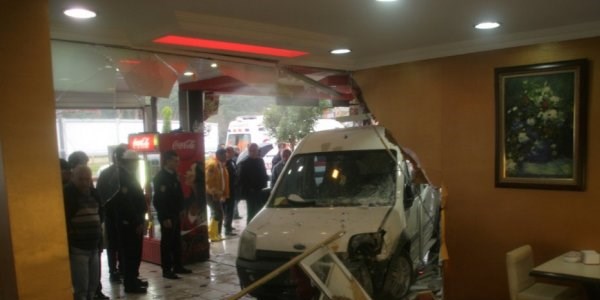 Tümsekten kaçtı, pastaneye girdi