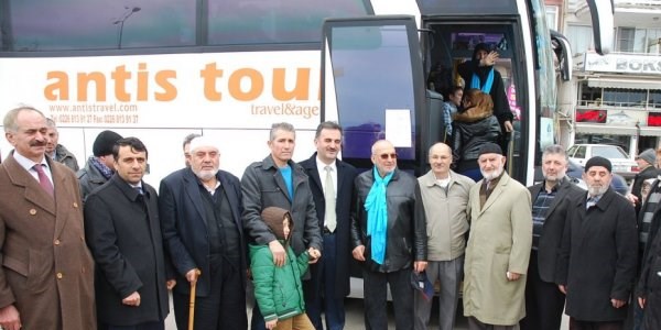 Umre yolcuları dua ve ilahilerle uğurlandı