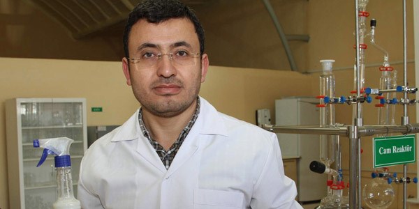 Kimyasal içermeyen yüzey temizleyici üretti