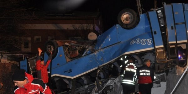 Sivas'taki otobüs kazasında şoför uyudu iddiası