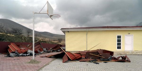 Ekinözü'nde rüzgar çatıları uçurdu