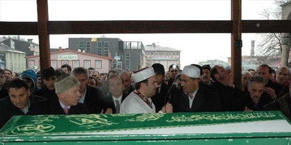 Babasının cenaze namazını kıldırdı