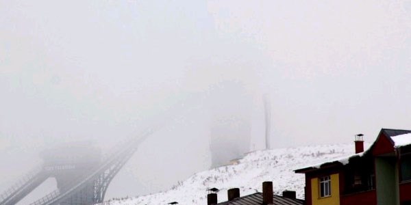 Erzurum'da kardan sonra oluşan sis, görüş mesafesini düşürdü