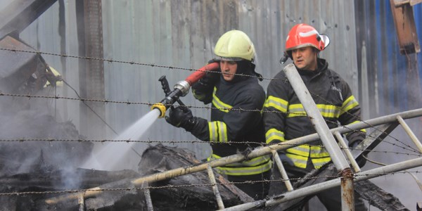 Kocaeli'de boru fabrikasında yangın