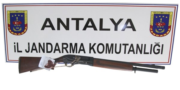 Antalya'da bir kişi dört arkadaşını tüfekle yaraladı